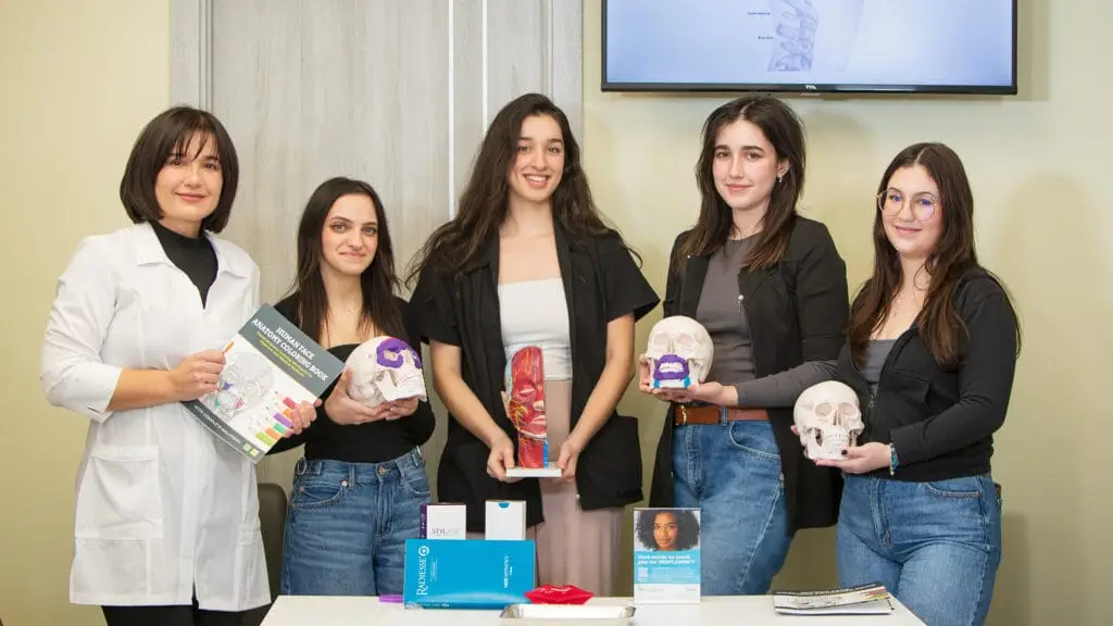 Stage et cours en injectables à Montréal et Laval. Cours en injections agents de comblement et autres. Formation en médecine esthétique pour débutants et pour praticiens expérimentés.